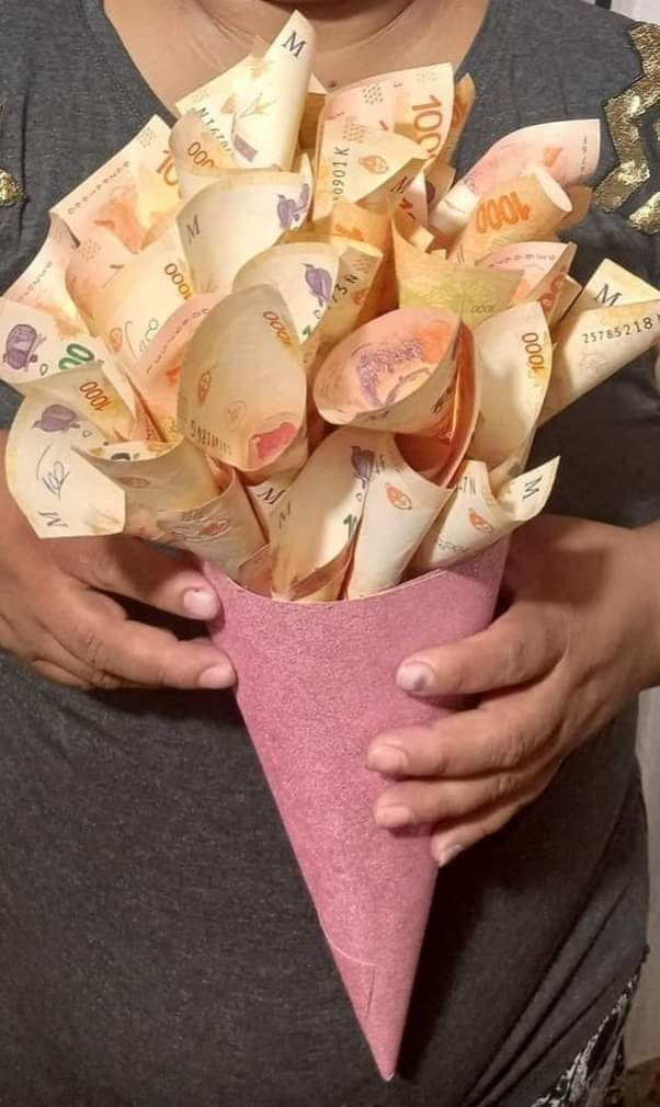 Noelia39473886's tweet photo. Todas queriendo flores amarillas y yo el único ramo que necesito es este https://t.co/DnBwcKcTCU