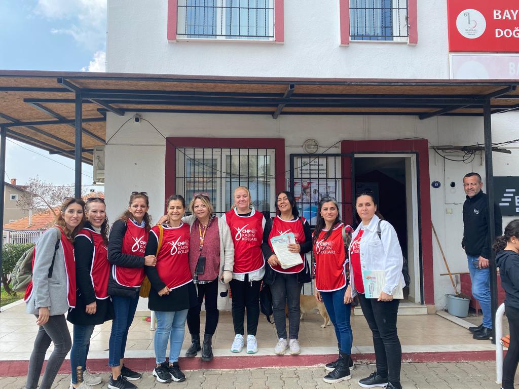 BayraklCHP's tweet photo. Chp Bayraklı Kadın Kolları olarak Doğancay mahalle muhtarımız Arzu nisan ziyaret ettik
YaşamHak ve Aile Destekleri Sigortası Anlattık
#chpkadın
#son51 https://t.co/YeUqNqcqJn