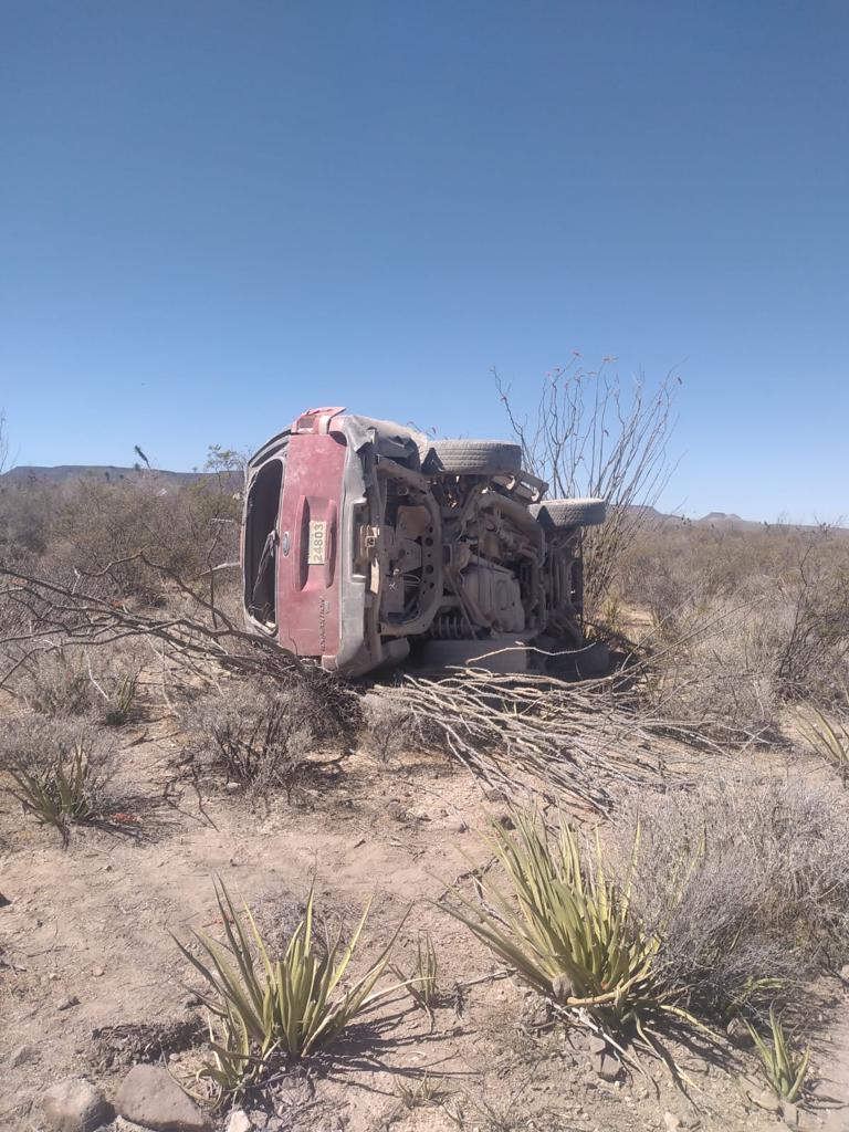 Por el camino que va de El Cerrito a El Zorrillo Siete Zacates,  municipio de San Juan de Guadalupe, Durango, volcó una camioneta marca Ford, tipo Expedition, modelo 2000, color rojo, que conducía  Juan Angel,  hechos en los que murió Dayana, de un año  y quedaron heridos los...