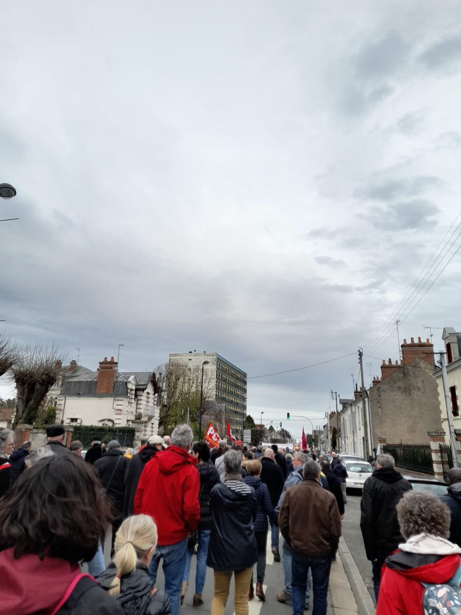 JeremieDemaline's tweet photo. Encore énormément de monde aujourd'hui à #Blois pour dire #NonALaReformeDesRetraites
Et c'est tout sauf un baroud d'honneur. Face au coup de force permanent de la Macronie, la foule oppose sa détermination tranquille. #onlacherien https://t.co/kbV4dwXRWN