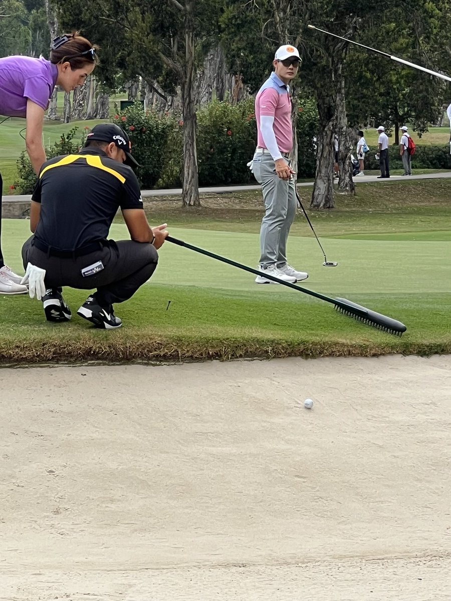 Current leader after day 1 Miguel Tabuena having an interesting moment on the 10th green at #WorldCityChampionship #migueltabuena #asiantour #HKGC