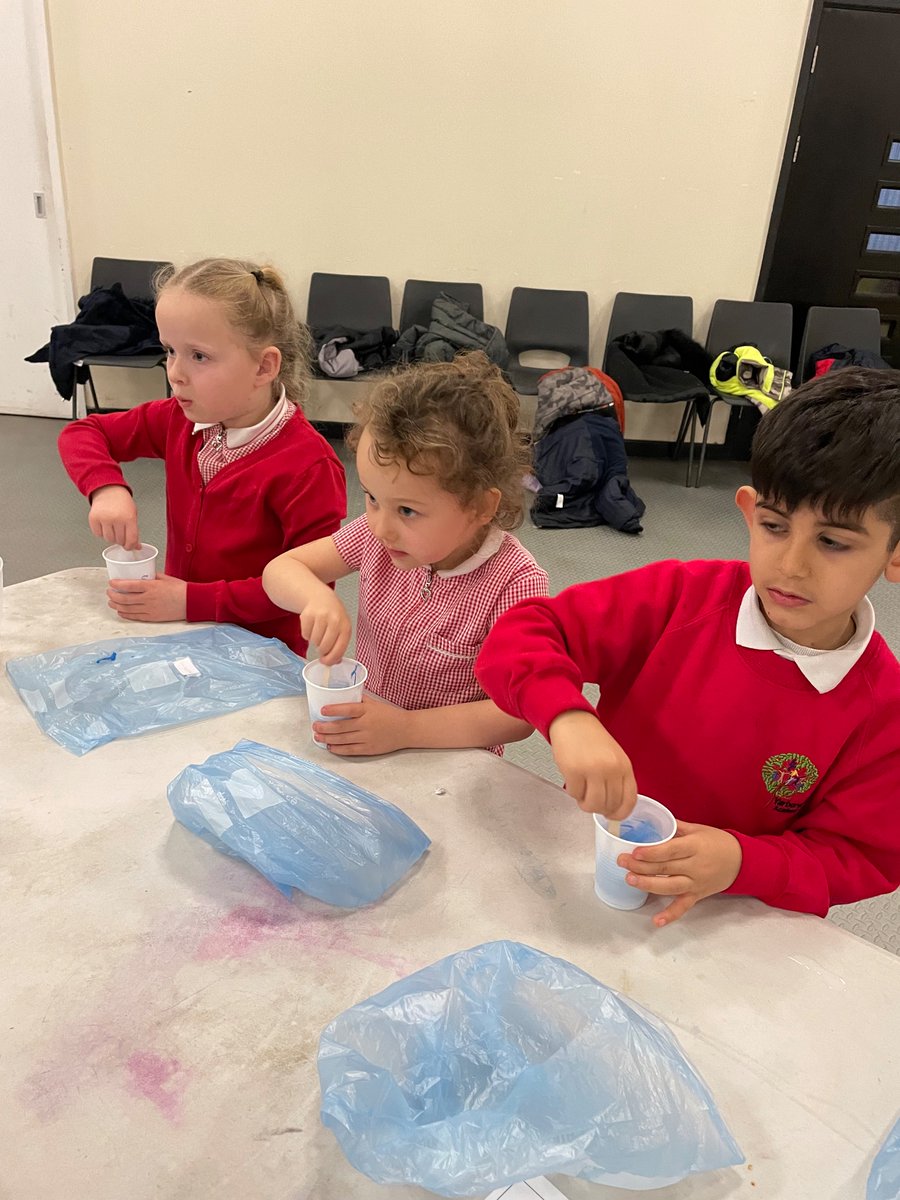 Hazel_Yacademy's tweet photo. Slimy stuff workshop! 👩‍🔬👨‍🔬 https://t.co/xGZ5xaF3g3