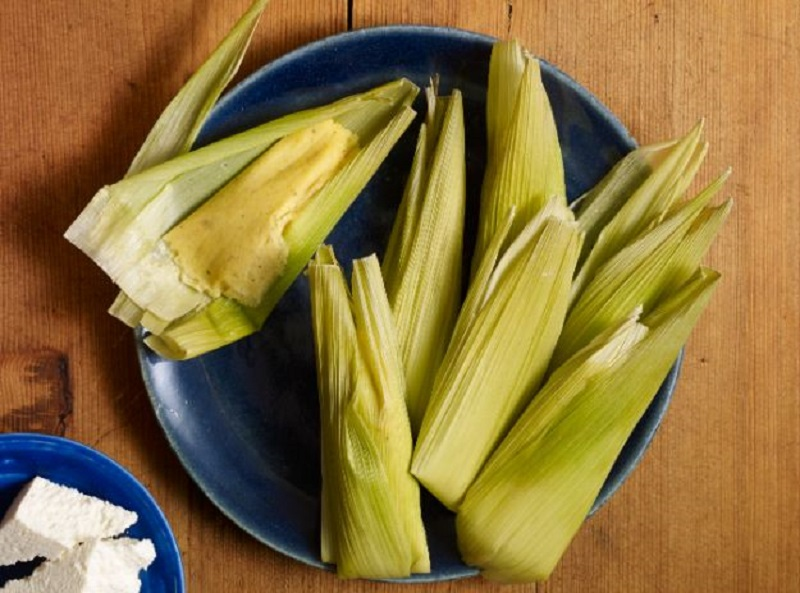 MiguelM84589924's tweet photo. Los Guichepos, es uno de los platillos típicos de Querétaro, básicamente son un tamal de elote. Además su elaboración consiste en maíz tierno molido, a este se le agrega leche. Tiene un sabor dulce y su consistencia es suave, en algunos lugares se le agrega salsa roja o verde. https://t.co/otZnsMHi9O