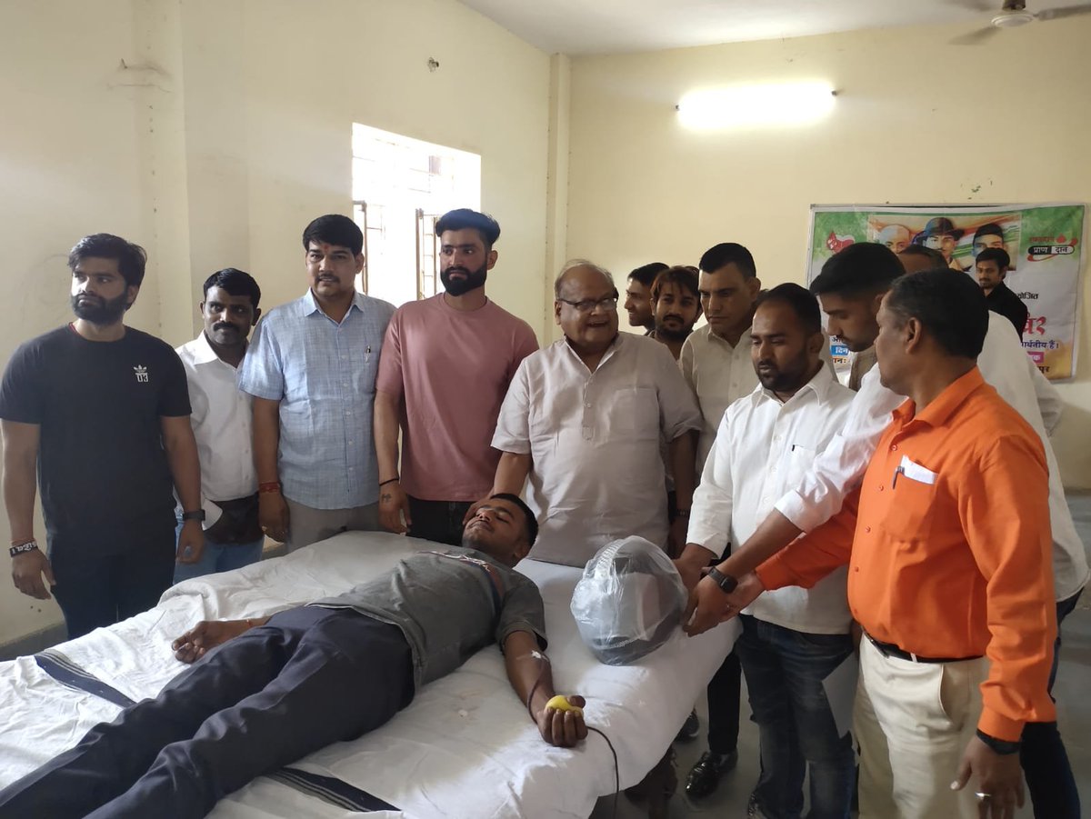 SachBedhadak's tweet photo. #Jaipur: ब्लड डोनेट करने पर एक हेलमेट उपहार स्वरूप दिया गया

आज एंबीशन जिम के तत्वावधान में झालाना डूंगरी स्थित सोमेश्वर पुरी उच्च माध्यमिक विद्यालय में ब्लड डोनेशन कैंप का आयोजन किया गया जिसमें मुख्य अतिथि कालीचरण सराफ मौजूद रहे...
@KalicharanSaraf #BloodDonation https://t.co/93junNW9IG