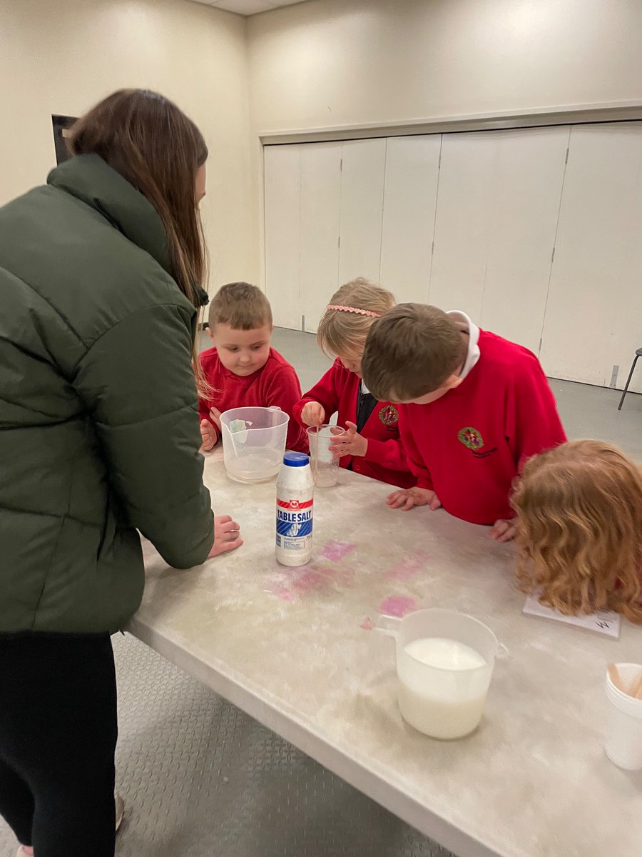 Hazel_Yacademy's tweet photo. Slimy stuff workshop! 👩‍🔬👨‍🔬 https://t.co/ueUwbkRkge