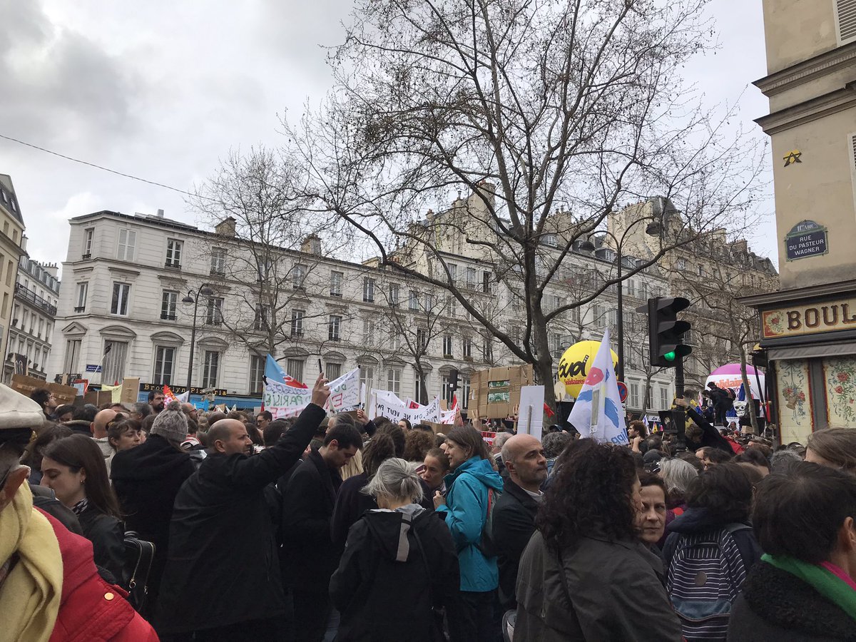 sinha_anne's tweet photo. Tellement de monde qu’il est difficile de retrouver la banderole historique de Paris 13 ! https://t.co/cyZeaFb8rb