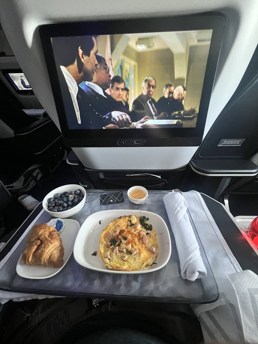 Fancy new 💺 on todays ✈️. New plane with new tech travel is always the best. #adaptiveflying #delta #travel #nike #ottobockambassador #ottobocklove #amputee #nikeadaptiveteam <a href="/Delta/">Delta</a> @OttobockUS_CA <a href="/nikesb/">NIKE SB</a> LAX I’m coming for ya😜🦿