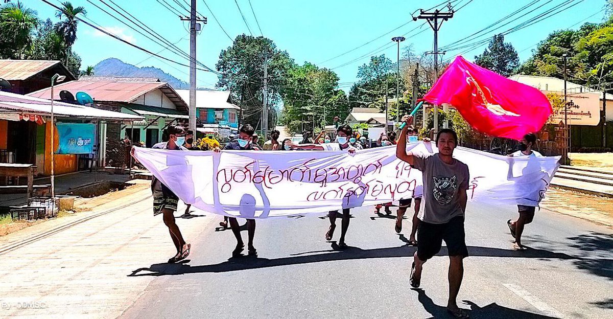 TTFR__Myanmar's tweet photo. Activists staged a protest on Thursday against the military regime in Launglon, Tanintharyi Region. Some 150 houses have been burned in junta arson attacks in Launglon this month.   #2023Mar23Coup #AcceptNUGRejectMilitary #WhatsHappeningInMyanmar https://t.co/eKnOrUZcbG