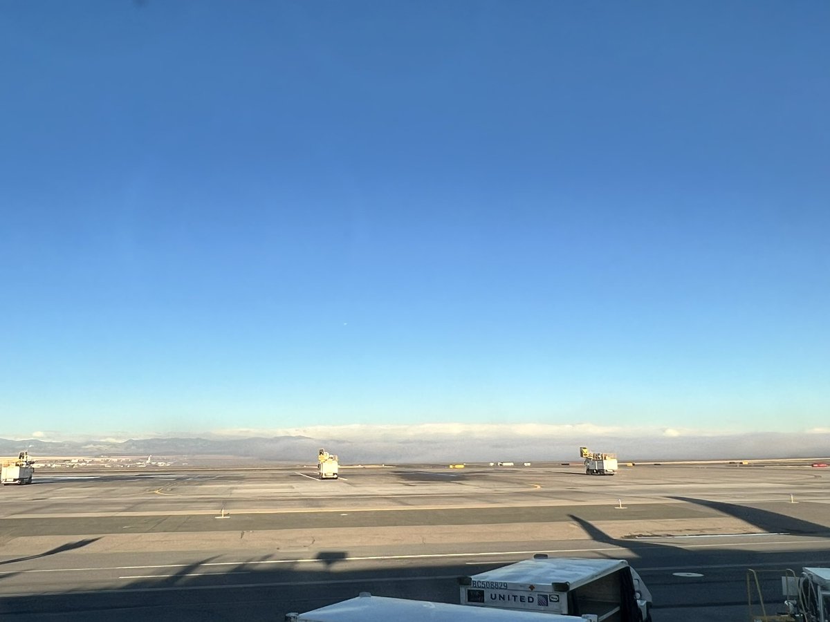 reflexsilver86's tweet photo. @MikeNelson247 Hey Mike, what exactly caused this thick fog that rolled in from the west? We don’t get fog like this very often here! Watching it envelop my plane on the runway at DIA https://t.co/785MiUTstr