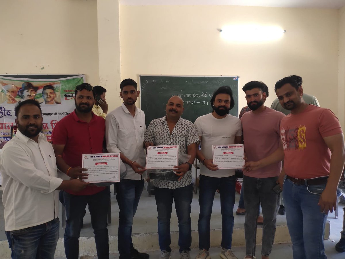 SachBedhadak's tweet photo. #Jaipur: ब्लड डोनेट करने पर एक हेलमेट उपहार स्वरूप दिया गया

आज एंबीशन जिम के तत्वावधान में झालाना डूंगरी स्थित सोमेश्वर पुरी उच्च माध्यमिक विद्यालय में ब्लड डोनेशन कैंप का आयोजन किया गया जिसमें मुख्य अतिथि कालीचरण सराफ मौजूद रहे...
@KalicharanSaraf #BloodDonation https://t.co/93junNW9IG