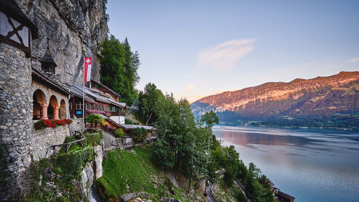 MySwitzerland_i's tweet photo. Voglia di un'escursione fuori dal comune? Le #grotte di San Beato offrono un percorso ben tracciato e illuminato di circa 1km dove si possono esplorare le viscere del massiccio del #Niederhorn! Maggiori info: https://t.co/bEe0DmbXYW
#SanBeato #lagodiThun https://t.co/Ms5ufBkeZl