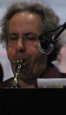 newjazzword's tweet photo. Mostly quiet w. @john_hollenbeck's #drumrattles #ÉricNormand's #bassplucks #LouisBeaudoindelaSablonnière's #guitarruns + #JeanDerome (pic:#SOConnor)'s #saxslurs #Tardif connects as it raises #thetemperature Review: https://t.co/4W7SoMoF2S
#Québec #freejazz #improvjazz #freemusic https://t.co/0GCqLz7py4