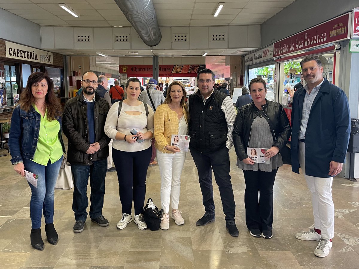CsGranada's tweet photo. 🟠 El equipo de @CsGranada, encabezado por @ConchaInsua, ha visitado esta mañana el #Merca80 para apoyar a comerciantes y vecinos del #Zaidín. 

🗣️ @ConchaInsua: "Es urgente una reforma integral para modernizar el mercado y adaptarlo a las exigencias actuales". 

🧡 #PorLosTuyos https://t.co/LVtaTdUqTN