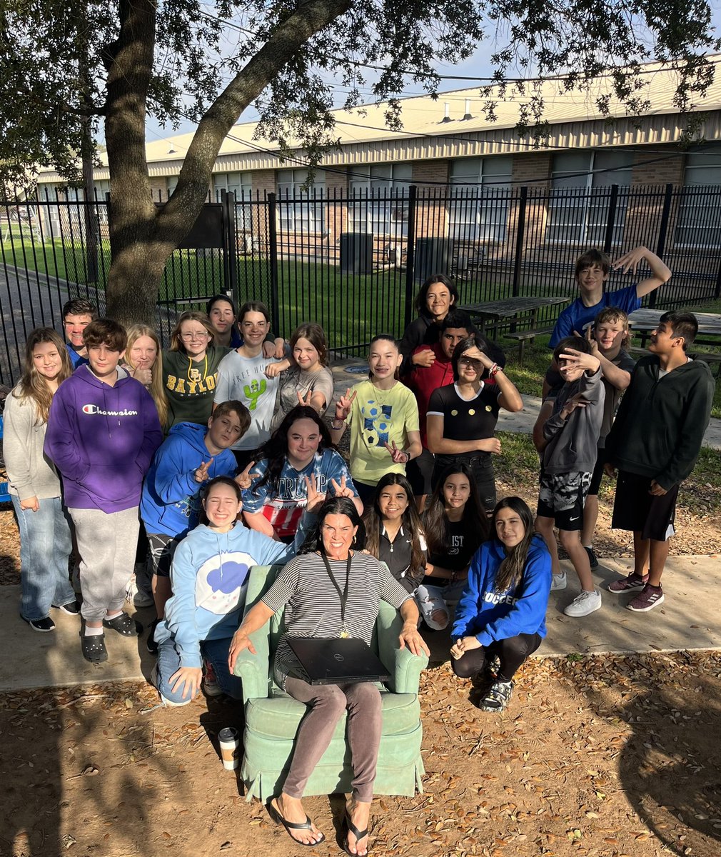 The sun is out and it’s going to be a beautiful day so let’s have class outside! <a href="/whatsnewatrjh/">Robinson Jr. High</a> #robinsonisd