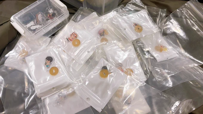 เก็บห้องเก็บของใต้บันไดแล้วเพิ่งเจอว่ามีสแตนดี้จิ๋วไฮคิวเยอะเลยฮือออออออออ TTTTTTTTT นึกว่าออกไปหมดแล้วสรุปมีเป็นชุดเลยโอ๊ยแงงงงงงงงงงงง 