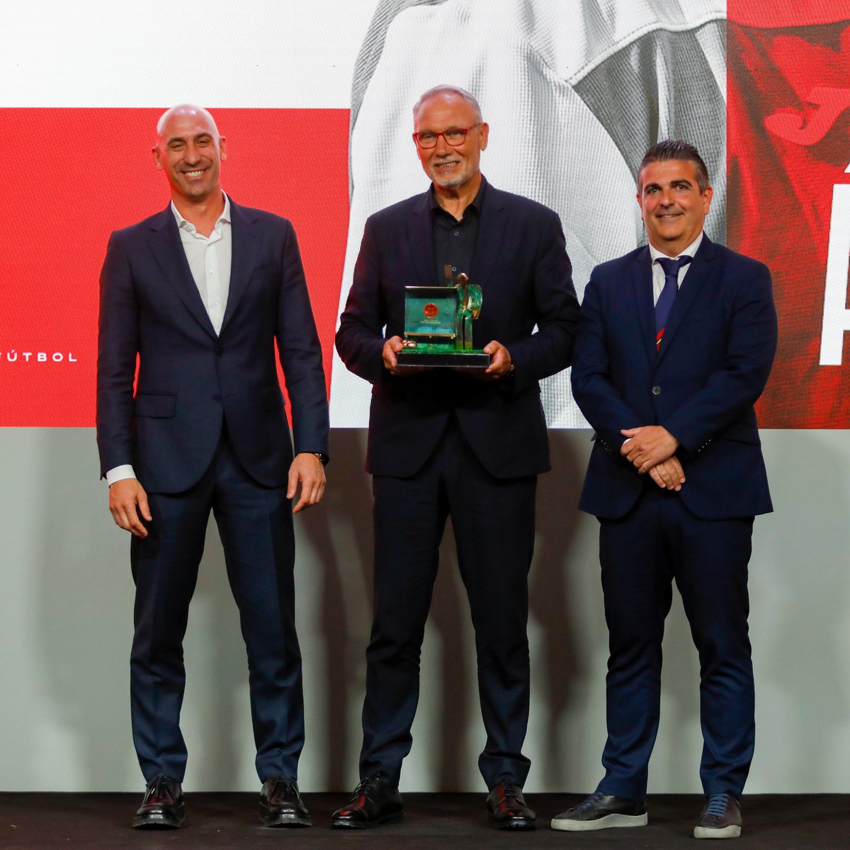 miguelalju64's tweet photo. @EntrenadoresRFEF Agradecido a la federación y al comité de entrenadores por recibir el premio Ramón Cobo por el ascenso conseguido la temporada pasada. Este reconocimiento es por y para mis compañeros, cuerpo técnico y jugadores, sin vosotros no hubiera sido posible🙏🏼⚽😘 https://t.co/KHBqBcORgG