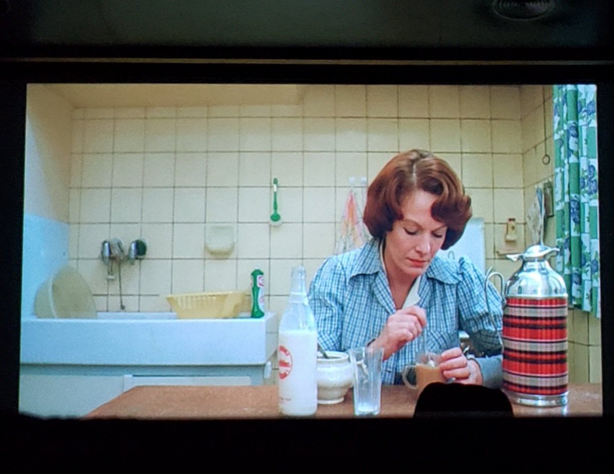 TT_NO's tweet photo. Eleito o melhor filme de todos os tempos, "Jeanne Dielman" é a antítese do ganhador do Oscar e divisor de opiniões "Tudo em Todo Lugar ao Mesmo Tempo". É um filme que vai devagar, 3h20 de cotidiano (a casa, a cozinha, mercado) sem cortes, trilha sonora, e poucos diálogos. https://t.co/S8O29qfYMf