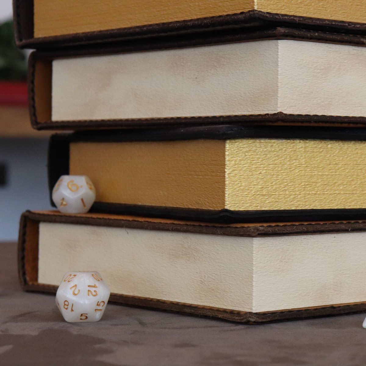 SpeechlessBard's tweet photo. We paint all the pages for the Caster, Combat and Chronicler Compendia ourselves, where each adventurer can choose between clean, stained and gilded β¨
Most of you are dirty wizards or greedy dragons, because the clean pages are the least popular π
#ttrpg #dnd #castercompendium https://t.co/hzUQfmDbd9