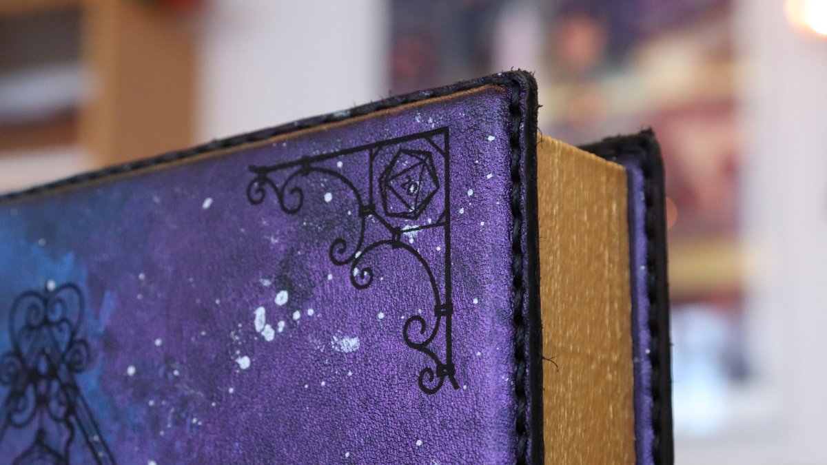 SpeechlessBard's tweet photo. We paint all the pages for the Caster, Combat and Chronicler Compendia ourselves, where each adventurer can choose between clean, stained and gilded β¨
Most of you are dirty wizards or greedy dragons, because the clean pages are the least popular π
#ttrpg #dnd #castercompendium https://t.co/hzUQfmDbd9