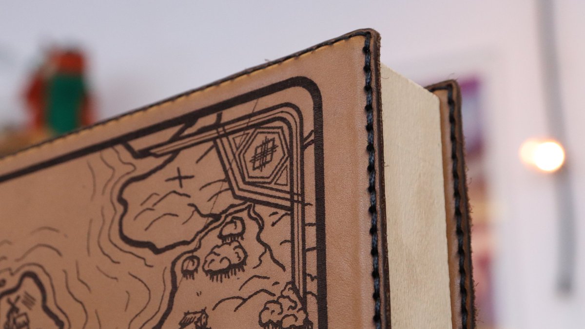 SpeechlessBard's tweet photo. We paint all the pages for the Caster, Combat and Chronicler Compendia ourselves, where each adventurer can choose between clean, stained and gilded β¨
Most of you are dirty wizards or greedy dragons, because the clean pages are the least popular π
#ttrpg #dnd #castercompendium https://t.co/hzUQfmDbd9