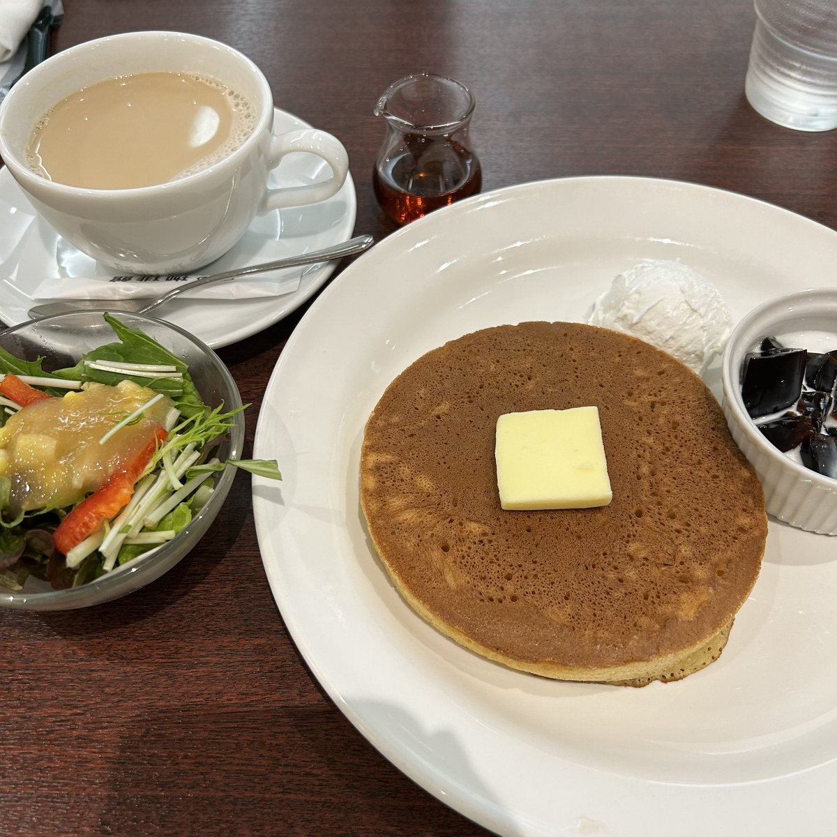 fuwami0's tweet photo. 出勤前のモーニング☺️
珈琲館のホットケーキはやっぱおいし。
サラダのドレッシング🥗もおいしい。
ちょっとお高いけれど…
#ホットケーキ　
#珈琲館
#カフェ
#パンケーキ
#カフェオレ
#カフェラテ
#コーヒー https://t.co/CoOmEjSDlc