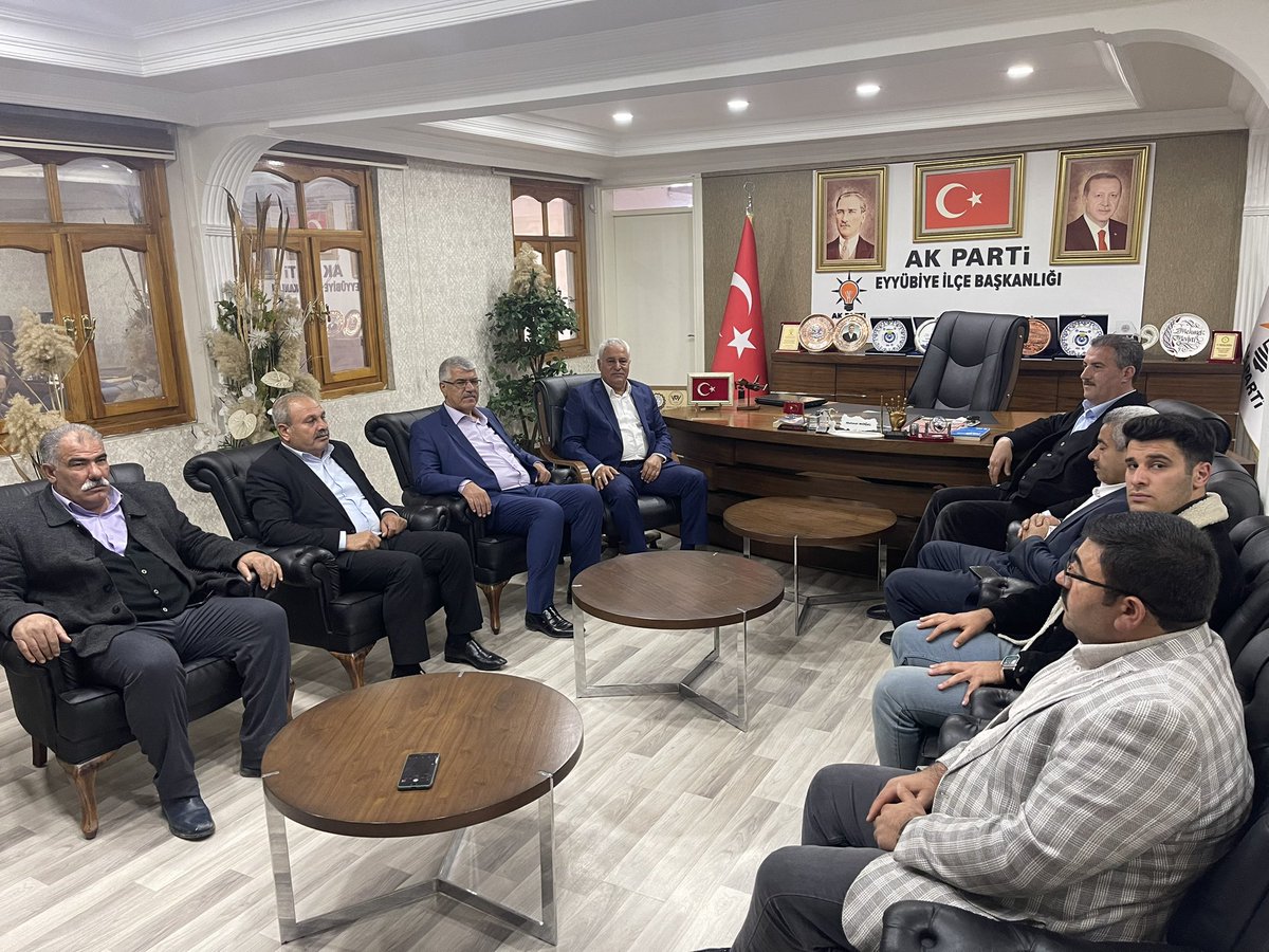 ArsanAslan's tweet photo. 📍Viranşehir 
📍Ceylanpınar 
📍Akçakale 
📍harran 
📍Eyyübiye
AK Parti ilçe başkanlarımızı makamında ziyaret ettik.
İlgi ve alakalarından dolayı teşekkür ederiz. https://t.co/lWSdMGqMMi
