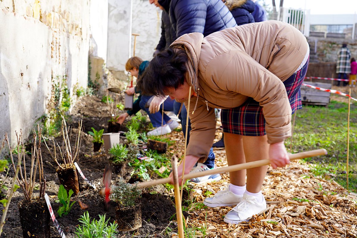 [#VilleVerte] 🧑🏻‍🌾👩🏼‍🌾🪴 Mardi matin, le service des espaces verts de la Ville de Vichy organisait une animation de jardinage participatif au jardin Lyautey. Petits et grands, les jardiniers du jour étaient ravis de travailler la terre.
