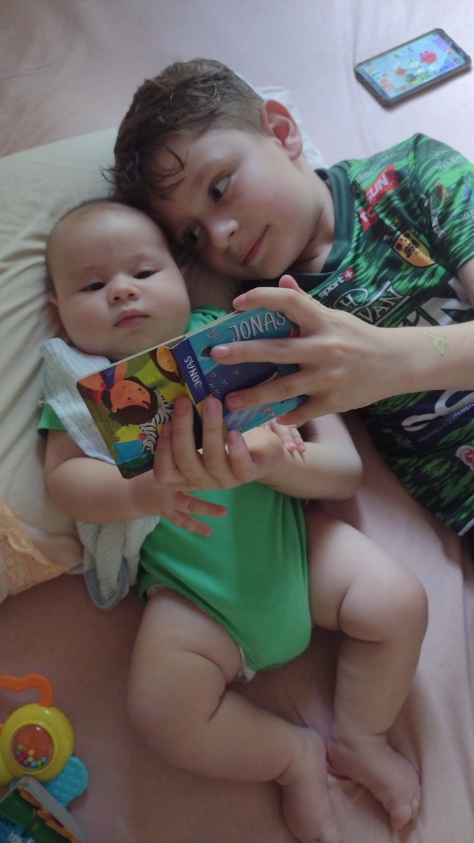 jhulyluaana's tweet photo. Eu não posso com esses dois, tão piticos.
Edu resolveu de ler pro mano ontem 🤏❤️🥰 https://t.co/HelCecTLjV