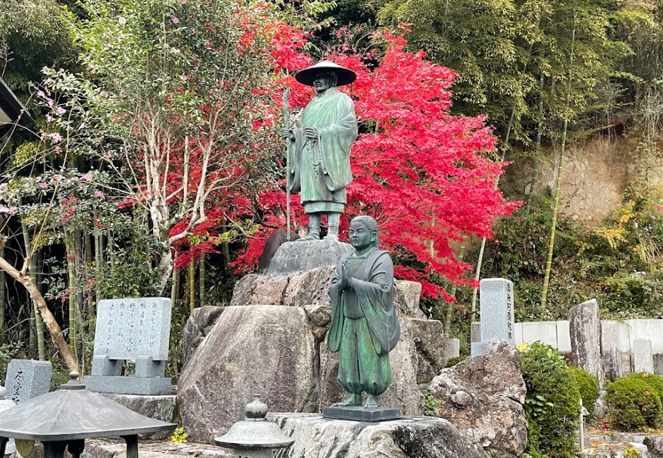 キナリ・ベージュ 古玩「親鸞聖人木彫像」聖人・堂僧・不断念仏
