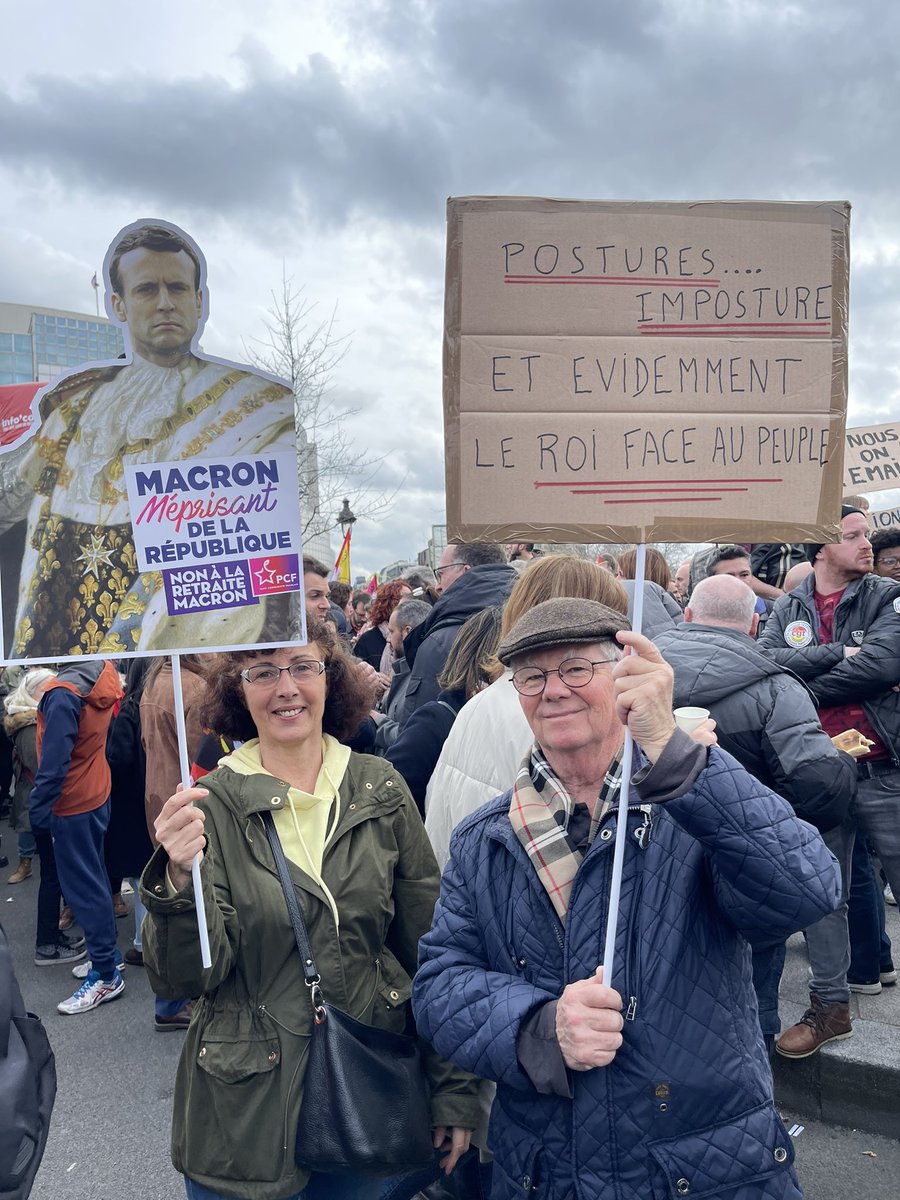arno_brousse's tweet photo. 🇫🇷 MANIFESTATION
Des jeunes, des actifs ou encore des retraités comme ici se réunissent ensemble. « Merci pour tout le monde, le combat est le même pour tous » déclarent ces 2 manifestants
#reformedesretraites #greve23mars
#MotionDeCensure https://t.co/xGvyEZZ7N4
