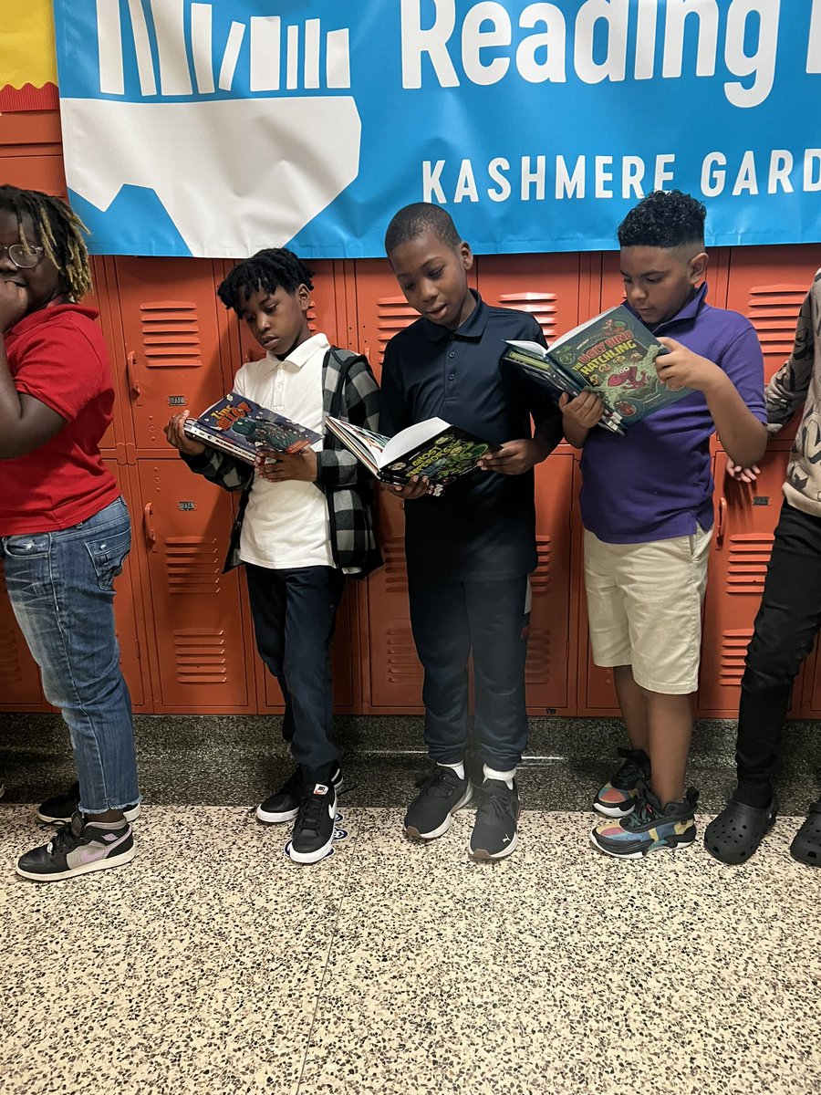 t_tbrown12's tweet photo. My heart grows bigger every time I see students reading in the hallway while they wait for they teacher. Ms. Thomas has an awesome class!!!#studentsreading #🥰🥰 @KGESFineArts @HISDLibraryServ https://t.co/G6lgp1dMNI