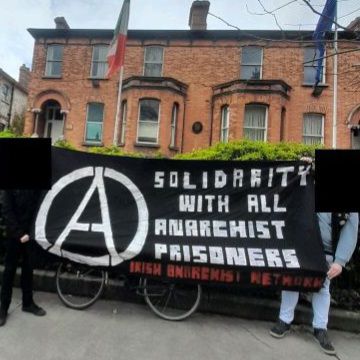 Today, members of the Irish Anarchist Network showed up outside the Italian embassy in Dublin to protest Alfredo Cospito's imprisonment. Alfredo currently is on his 154th day on his hunger strike.

freedomnews.org.uk/2023/03/23/end…

#AlfredoCospito #anarchism #italy #ireland