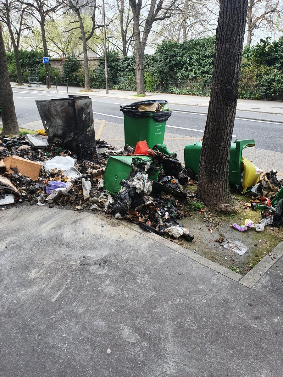 luigiedu1's tweet photo. J'espère président Macron que le roi #CharlesIII passera près de ma maison pour voir le spectacle 😑😐😤 #cestpascool https://t.co/j3xtds8dbT
