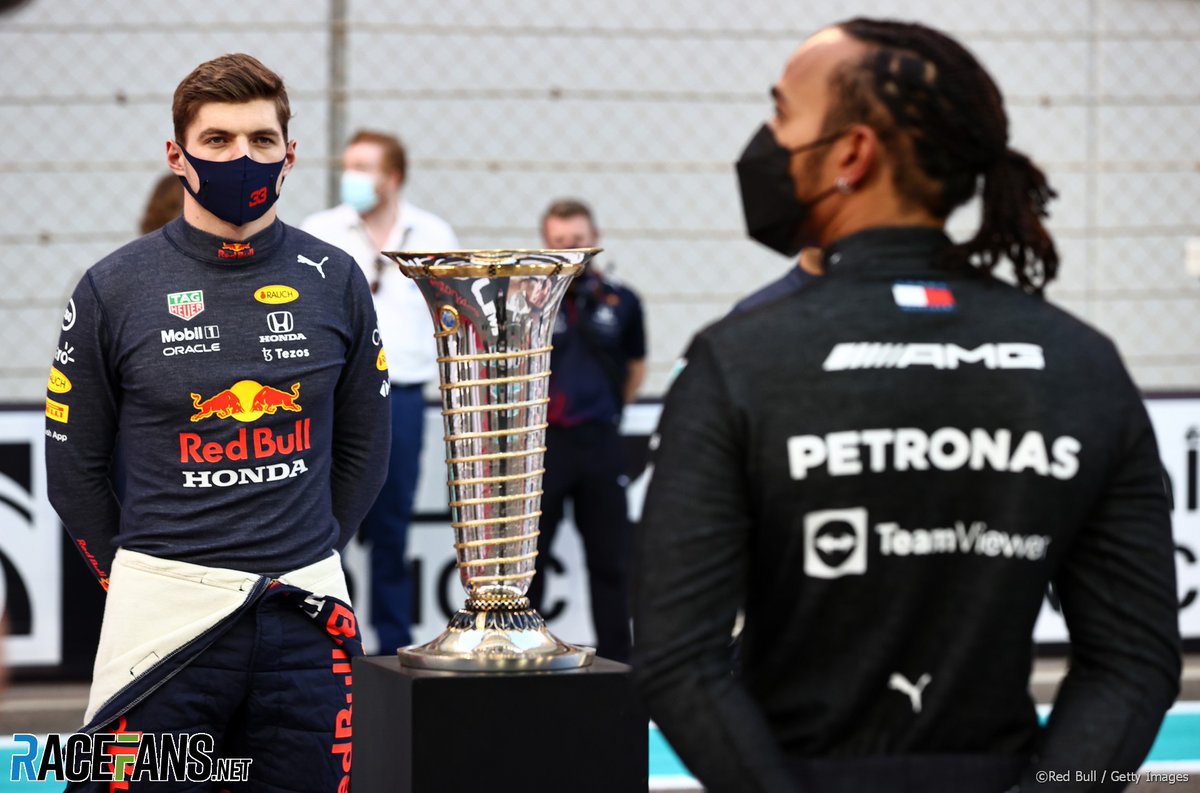 Gran Premio de Abu Dhabi 2021, antes de la carrera.
Con el trofeo de campeón del mundo, Lewis no puede ni mirar a Max por la tensión mientras Verstappen mira hacia el frente.
Uno de los fuertes de Max es el juego psicologíco, si ganó a LH, a Checo le va a dar un repaso...