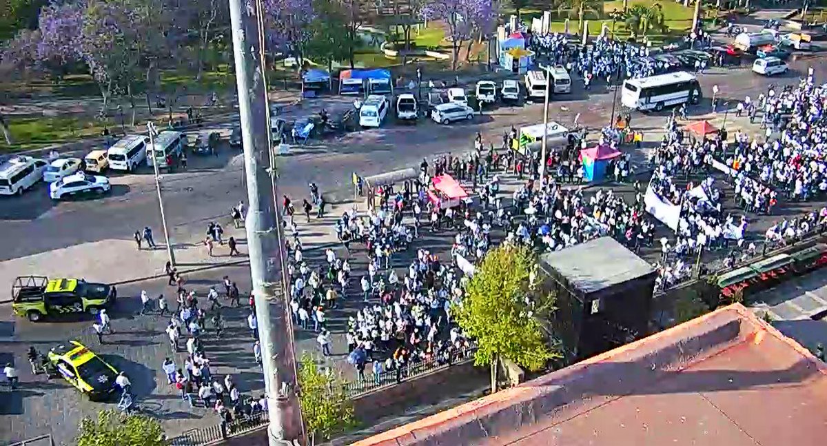 SSPCSLP's tweet photo. 🚨#VialidadSLP🚨Atención⚠️
ACTUALIZACIÓN

Contingente de manifestantes ya se encuentran bloqueando las inmediaciones de la Alameda

🚔👮🏻‍♂️Como parte del dispositivo de Policía Vial se realizan cierres en vialidades aledañas

Tome precauciones https://t.co/YyJisWTaRI