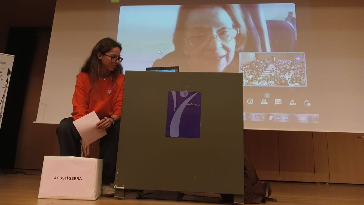catmemoria's tweet photo. 👥El director del Memorial Democràtic, Jordi Font, ha participat en un homenatge  amb 400 estudiants a les víctimes dels camps de concentració, organitzat per @epiasabadell.

🎞️ S’ha projectat  "Giza, la niña de la maleta". Posteriorment s'ha fet un col·loqui amb la protagonista. https://t.co/O7dS0petDK