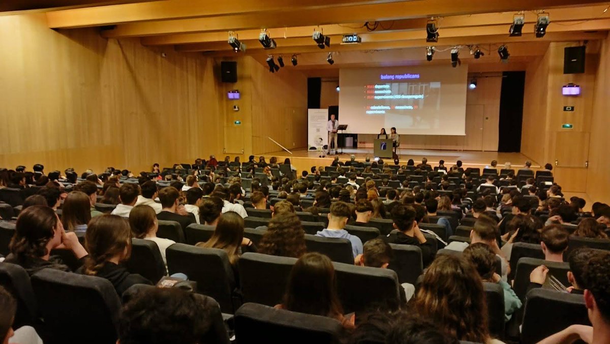 catmemoria's tweet photo. 👥El director del Memorial Democràtic, Jordi Font, ha participat en un homenatge  amb 400 estudiants a les víctimes dels camps de concentració, organitzat per @epiasabadell.

🎞️ S’ha projectat  "Giza, la niña de la maleta". Posteriorment s'ha fet un col·loqui amb la protagonista. https://t.co/O7dS0petDK