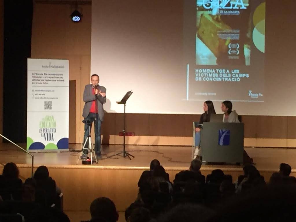 catmemoria's tweet photo. 👥El director del Memorial Democràtic, Jordi Font, ha participat en un homenatge  amb 400 estudiants a les víctimes dels camps de concentració, organitzat per @epiasabadell.

🎞️ S’ha projectat  "Giza, la niña de la maleta". Posteriorment s'ha fet un col·loqui amb la protagonista. https://t.co/O7dS0petDK