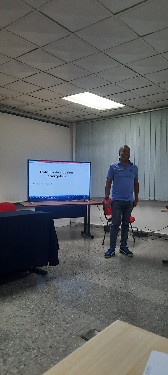 MPerazaH's tweet photo. Debatida y aprobada en Consejo Técnico Asesor, la Politica de Gestión Energ��tica de @AcinoxComercial, en busca de la eficiencia y energías limpias. https://t.co/wILzqbdDuX