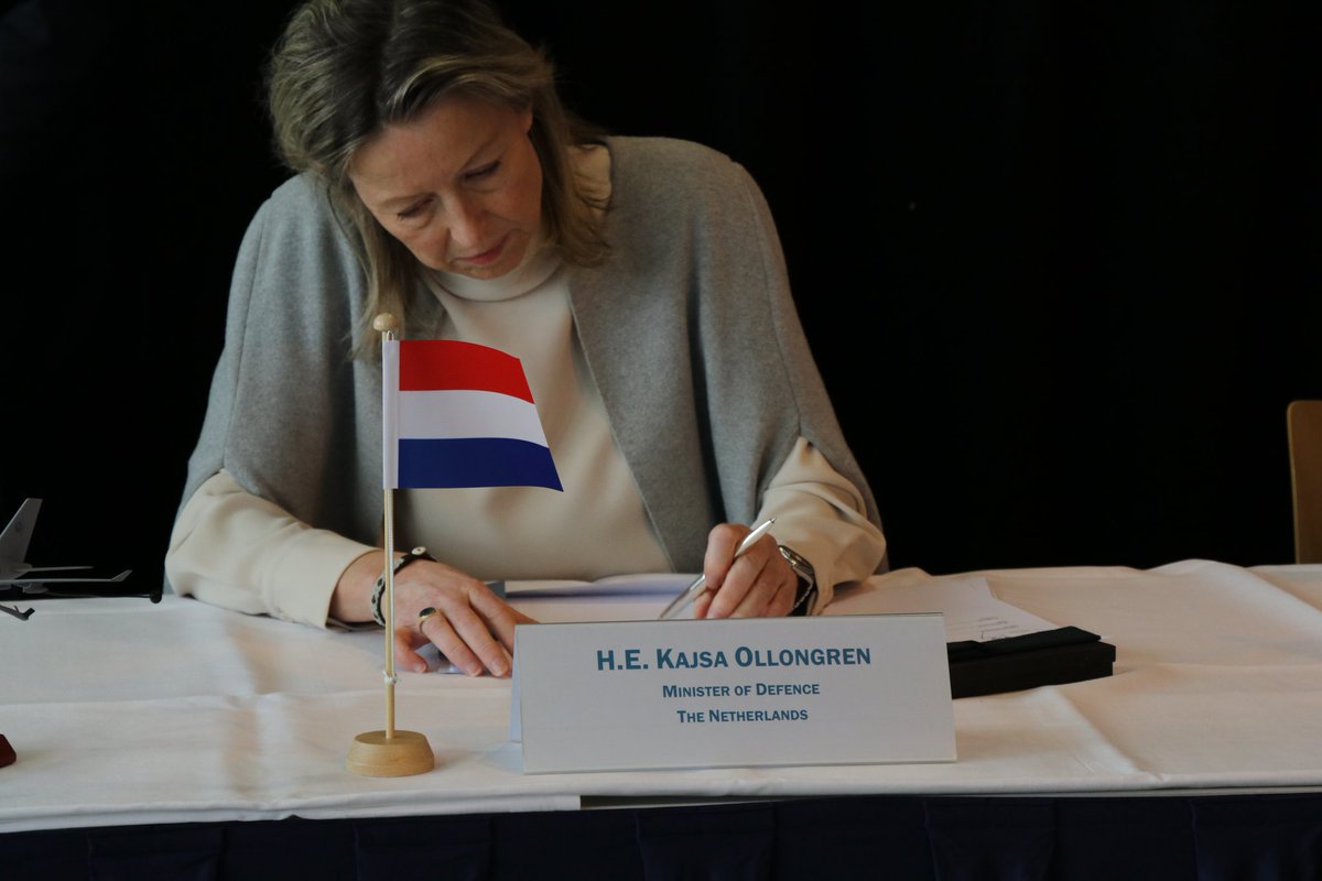 Today, not only celebrating #IOC23MMF, another milestone is also reached: @VlbEindhoven all 6 MoD and/or StateSec of the participating nations 🇳🇱🇩🇪🇱🇺🇧🇪🇳🇴🇨🇿 have signed a MoU 📝 that enables the procurement of a 10th ✈️ for the #MMU