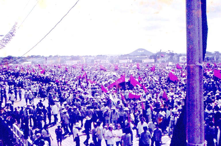 PrensaPopulr's tweet photo. #Fotos 📸 históricas de la Cruzada Nacional de Alfabetización que constituyó la más grande epopeya del pueblo nicaragüense, en su batalla por derrotar el analfabetismo. 🇳🇮🔴⚫
#FSLNPuñoEnAlto43 https://t.co/sCdejTRaa8