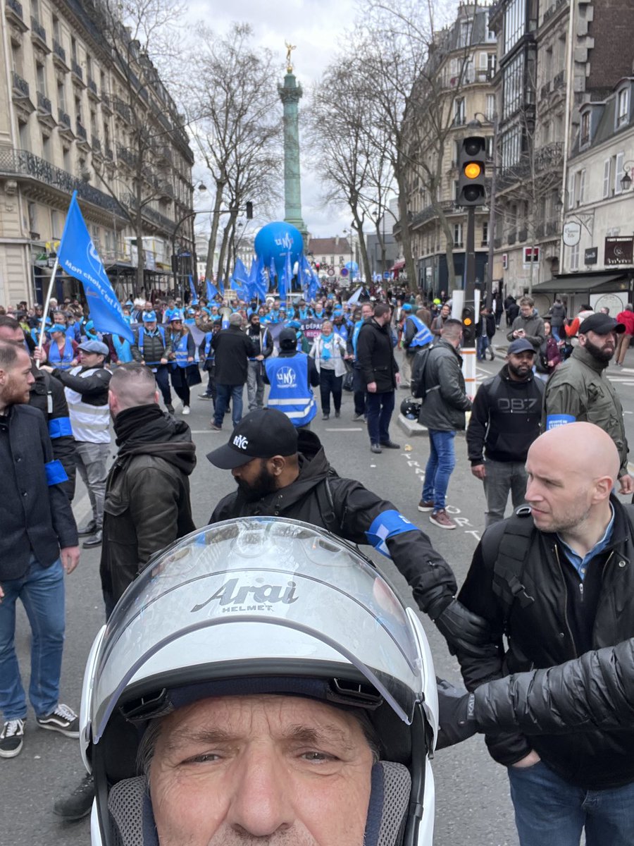 YLeBolloch's tweet photo. C’est tellement blindé ici à la Bastille que des itinéraires de délestage s’imposent ,un parfum de victoire!⁦@UNSA_officiel⁩ ⁦⁦@lacgtcommunique⁩ ⁦@sudrailpe⁩ n’oubliez pas les caisses de grève ⁦@CaisseSoliAsso⁩ #onvalesplier # https://t.co/YSiyY5PjWa