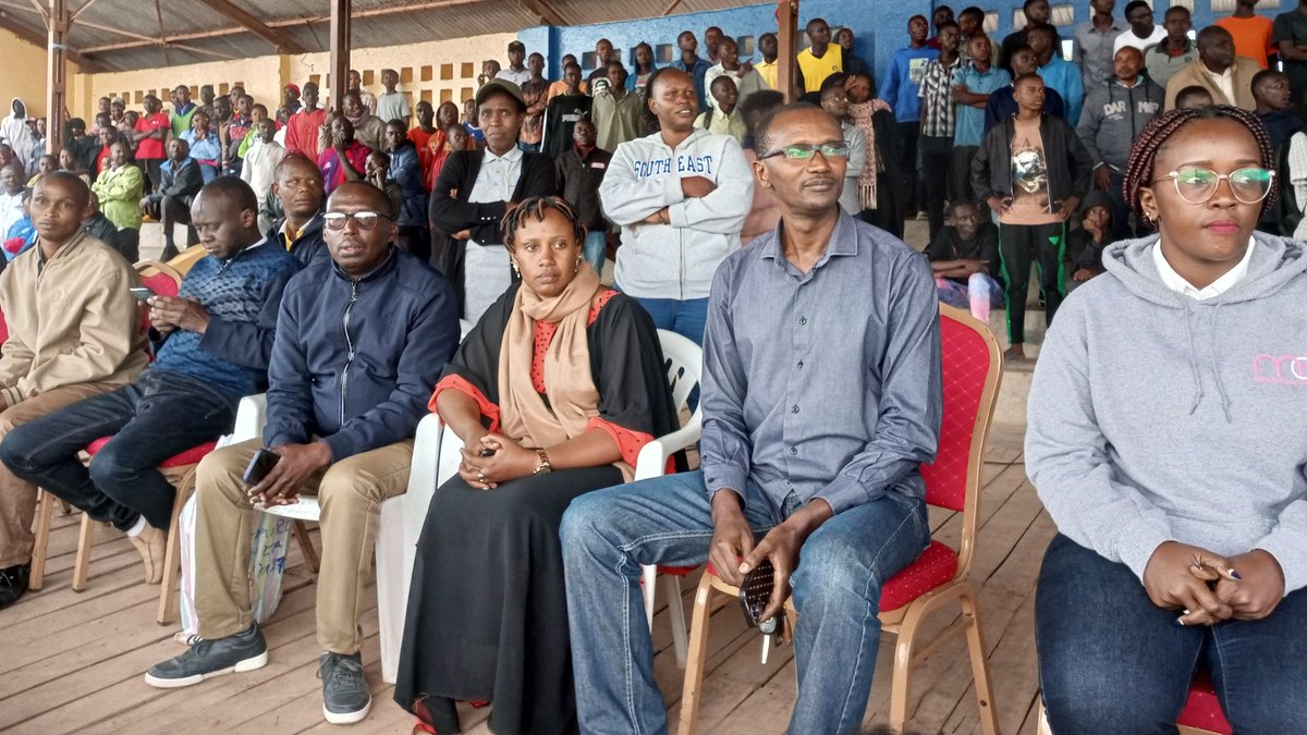 NyanzaDistrict's tweet photo. Kuri Sitade ya Nyanza hari kubera umukino wa nyuma w'umupira w'amaguru mu marushanwa y'Umurenge Kagame Cup mu bagabo aho Umurenge wa Busasamana uri gukina na @SectorMuyira. Umukino witabiriwe n'Umuyobozi w'Akarere @Erasmen n'Umuyobozi w'Akarere Wungirije Ushinzwe Imibereho myiza https://t.co/YpbvK1VPIl