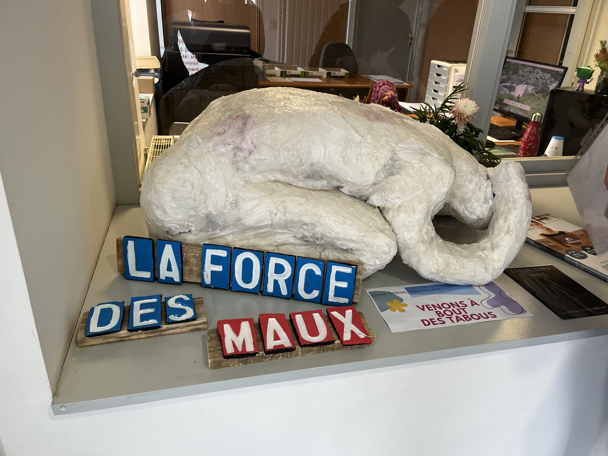 JeanQueinnec's tweet photo. Le lycée expose le travail de ses élèves. 
Dans le hall d'accueil vous pouvez ainsi voir la sculpture déjà exposée au Pass'Temps de Malestroit intitulée "La force des Maux" et réalisée par Iléann, Océane, Laurette et Gwenn élèves de Term SAPAT https://t.co/2gsJB8sxBW