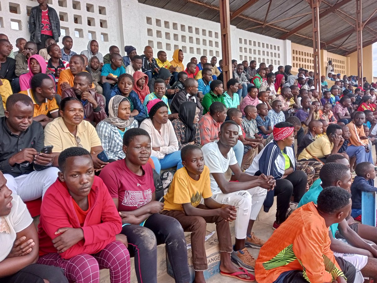 NyanzaDistrict's tweet photo. Kuri Sitade ya Nyanza hari kubera umukino wa nyuma w'umupira w'amaguru mu marushanwa y'Umurenge Kagame Cup mu bagabo aho Umurenge wa Busasamana uri gukina na @SectorMuyira. Umukino witabiriwe n'Umuyobozi w'Akarere @Erasmen n'Umuyobozi w'Akarere Wungirije Ushinzwe Imibereho myiza https://t.co/YpbvK1VPIl