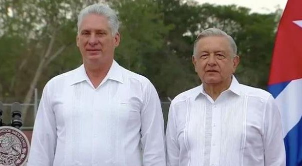 ElNecio_Cuba's tweet photo. "Vamos a estar siempre con Cuba que es nuestra hermana"

🗣️ @lopezobrador_ 

🇨🇺🫂🇲🇽 Vamos a estar siempre con Cuba, nuestra hermana, y su resistencia al bloqueo por 60 años la convierte en patrimonio de la humanidad, reiteró hoy el presidente de México, Andrés Manuel López Obrador.
 
🇨🇺🫂🇲🇽 A una pregunta al respecto en su conferencia de prensa matutina en el Palacio Nacional, el mandatario recordó la ayuda reciente de México a Cuba en el suministro de oxígeno cuando la pandemia de Covid-19 que no lo podía adquirir por la hostilidad de Estados Unidos, y el envío de contingentes de Pemex para sofocar el incendio en una base de tanqueros, y lo seguirá haciendo, aunque los cubanos no piden nada porque tienen mucha dignidad, aseveró.

🇨🇺🫂🇲🇽 Calificó de mucha hipocresía lo que sucede en Estados Unidos respecto de su campaña contra Cuba y ya hemos hablado bastante sobre este tema, por eso reiteramos que estamos en contra del bloqueo al cual consideramos una flagrante violación a los derechos humanos, insistió.

🇨🇺🫂🇲🇽 George Washington decía que ninguna nación podía valerse del infortunio de otro pueblo para sojuzgarlo, y en el Estados Unidos actual hay un doble discurso, una doble moral con mucho engaño, mentira, falsedad, calumnias contra esa isla, y es muestra de una etapa de decadencia.

🇨🇺🫂🇲🇽 Por eso, repitió, seguiremos apoyando a Cuba y no vamos a permitir que sigan con esa estrategia perversa de golpearla para que su pueblo se rebele en contra de su gobierno, pero este ha demostrado ser muy digno y de allí mi propuesta de proclamarlo patrimonio de la humanidad por su heroica resistencia.

🇨🇺🫂🇲🇽 Ojalá, dijo, cambie la política de Estados Unidos porque es obsoleta, y ya no cabe aquello del Destino Manifiesto ni la Doctrina Monroe de América para los americanos porque esta región no es un solo país que ellos gobiernan, sino continente, y no pueden considerar a los países que lo forman como sus colonias al igual que hacían cuando quitaban y ponían gobiernos a su antojo.

🇨🇺🫂🇲🇽 Expresó que México ha mantenido una política exterior independiente, le ha dado asilo político a los perseguidos por aquellos golpes de Estado ordenados por Estados Unidos, y recordó que fue el único país en América Latina que no rompió relaciones con Cuba y se opuso a que fuera expulsada de la OEA a instancias de Washington.

🇨🇺🫂🇲🇽 Sin embargo, lamentó, ahí está esa OEA haciendo lo mismo, y defendiendo a los de “departamentico” que el Departamento de Estado de Estados Unidos tiene armado con unos poquitos para atacar a México y a Cuba, y dictan su politiquería hacia Latinoamérica y el Caribe, ya sean demócratas o republicanos.

🇨🇺🫂🇲🇽 Denunció al Instituto Wilson de Washington financiado por corporaciones económicas, repleto de puros conservadores como los mexicanos Claudio X González y Denis Dresser para ponerse de acuerdo para atacarnos y defender las privatizaciones.

📎 @PortalCubaSi
