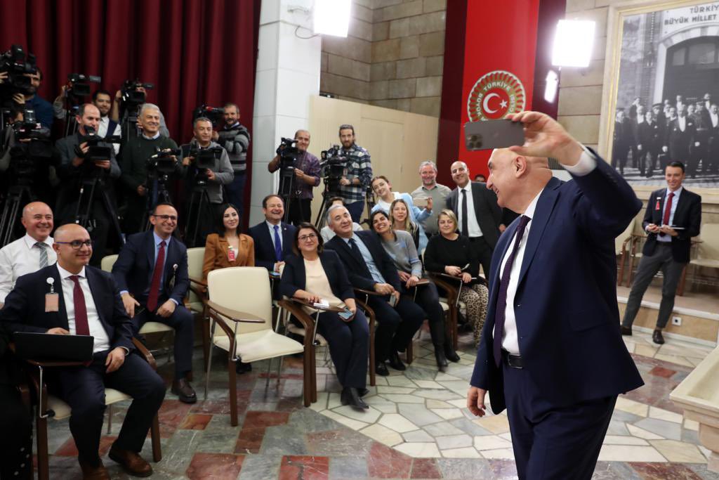 enginozkoc's tweet photo. Bugüne kadar hep sizin kadrajınızdan Türkiye ile buluştum. Benim kadrajımdan da hep güzel ve hep çok değerli göründüğünüzü bilmenizi isterim.😊 https://t.co/gVsesGpQxt