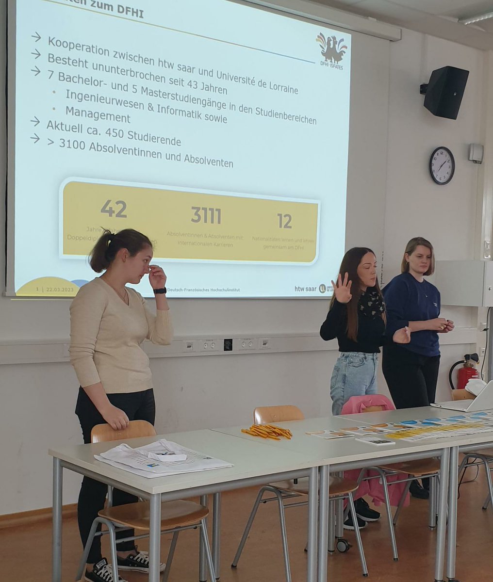 DFGLFA's tweet photo. Présentation des études à l’#ISFATES par nos anciennes élèves Luisa, Louise et Charline 🇫🇷👩🎓🇩🇪 Präsentation von #DFHI-Studiengängen durch unsere ehemaligen Schülerinnen Luisa, Louise und Charline 😊 Merci pour votre visite ! Danke für euren Besuch! https://t.co/md1HBW7748