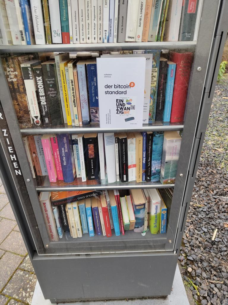 Es ist wieder was passiert. 
Ein Bitcoin Standard steht jetzt im Bücherschrank in Büchel. 
#BringingBitcoinToThePeople
#BitcoinBookchain
#Vulkaneifel