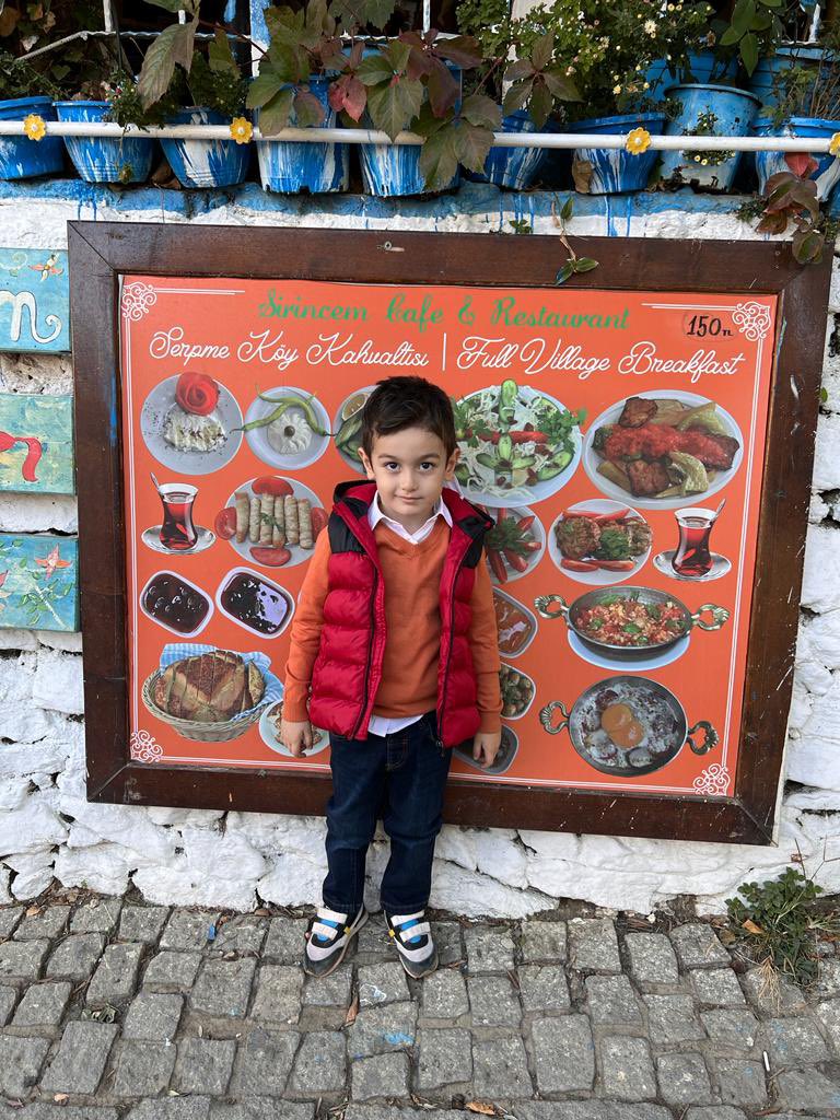 Geçen yaz sonu şirincedeyiz. 
Herkes güneşin batışını denk getirip manzaralı foto çekiliyor. 
Benim aslan yeğenim de beni burda çekin dedi. 
Neden? 
Çünkü kahvaltının mutlulukla bir ilgisi var 😅